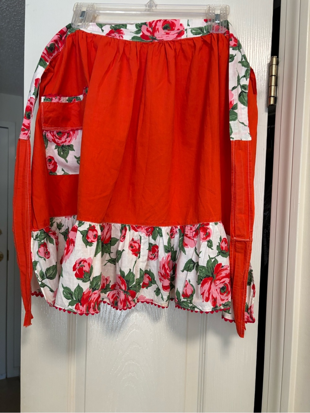 Vintage apron of beautiful colorful floral design. Handmade of all cotton! - Picture 1 of 10